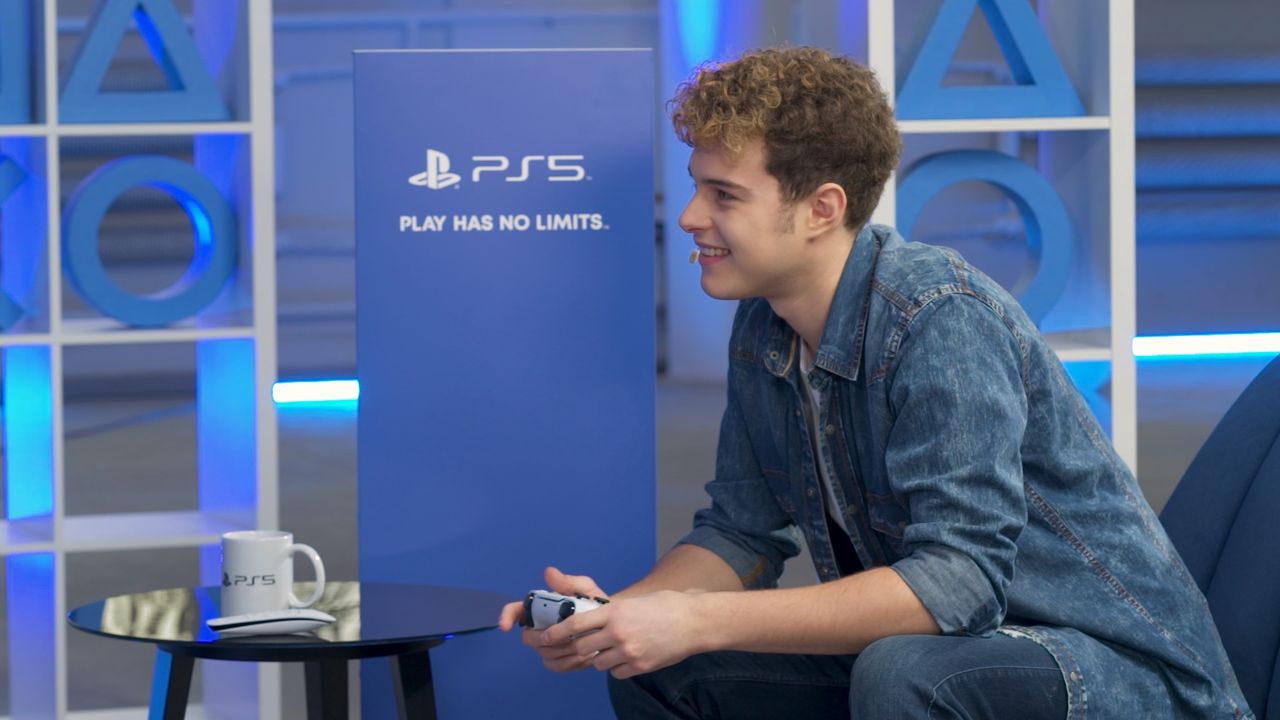 Studio PlayStation 5: Adam Zdrójkowski sprawdza w akcji kontroler DualSense - Studio PlayStation