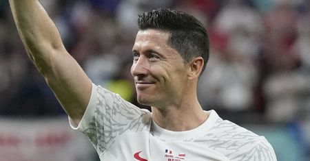 Robert Lewandowski podziękował kibicom. Gwiazdy gratulują kapitanowi polskiej drużyny: "Ten oddech po karnym... DZIĘKUJEMY"