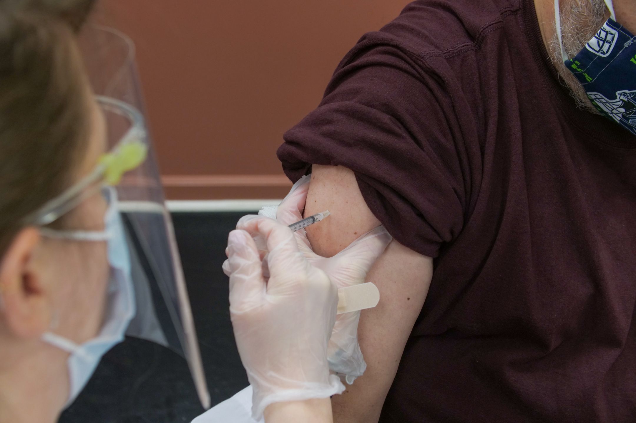Szpital w Poznaniu szczepi chaotycznie - uważa część personelu.