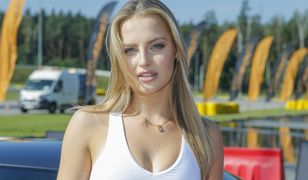 Bogini uwodzi w bikini. Pisarek kusi bez opamiętania