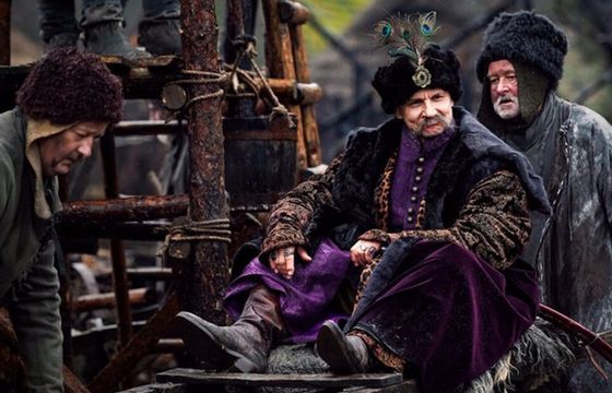 Ile zarabiają statyści na planie serialu „1670”? Producent zabrał głos