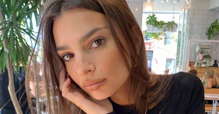Emily Ratajkowski otulona szalikiem. Mimo to odsłoniła cały brzuch