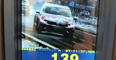 139 km/h w zabudowanym. Kierowca nie zważał na śnieg i mróz