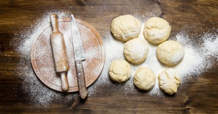 Jak przechowywać ciasto drożdżowe, by co rano mieć świeże, ciepłe bułeczki?