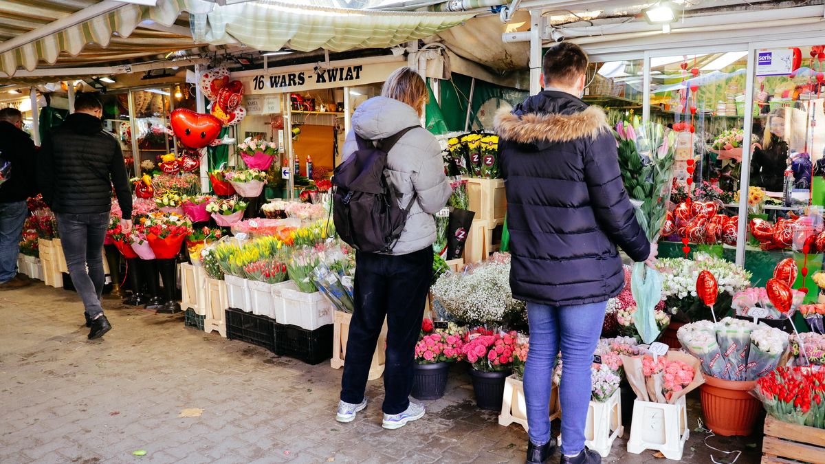 Na zdjęciu ludzie robiący zakupy i kupujący kwiaty na bazarze