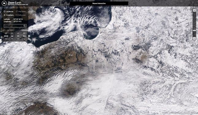 Na zoom.earth widać, że 26 lutego tego roku w Polsce spadło trochę śniegu