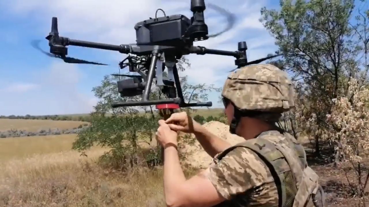 Komercyjny dron w wersji "ciężkiego bombowca". Przenosi pociski moździerzowe