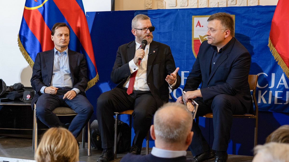 Spotkanie z Grzegorzem Braunem i Mateuszem Piskorskim w Szczecinie
12.12.2025 Szczecin Spotkanie z Grzegorzem Braunem i Mateuszem Piskorskim w Szczecinie fot. Sebastian Nowik/REPORTER
N/z: Tomasz Sommer, Grzegorz Braun, Mateusz Piskorski
Sebastian Nowik/REPORTER