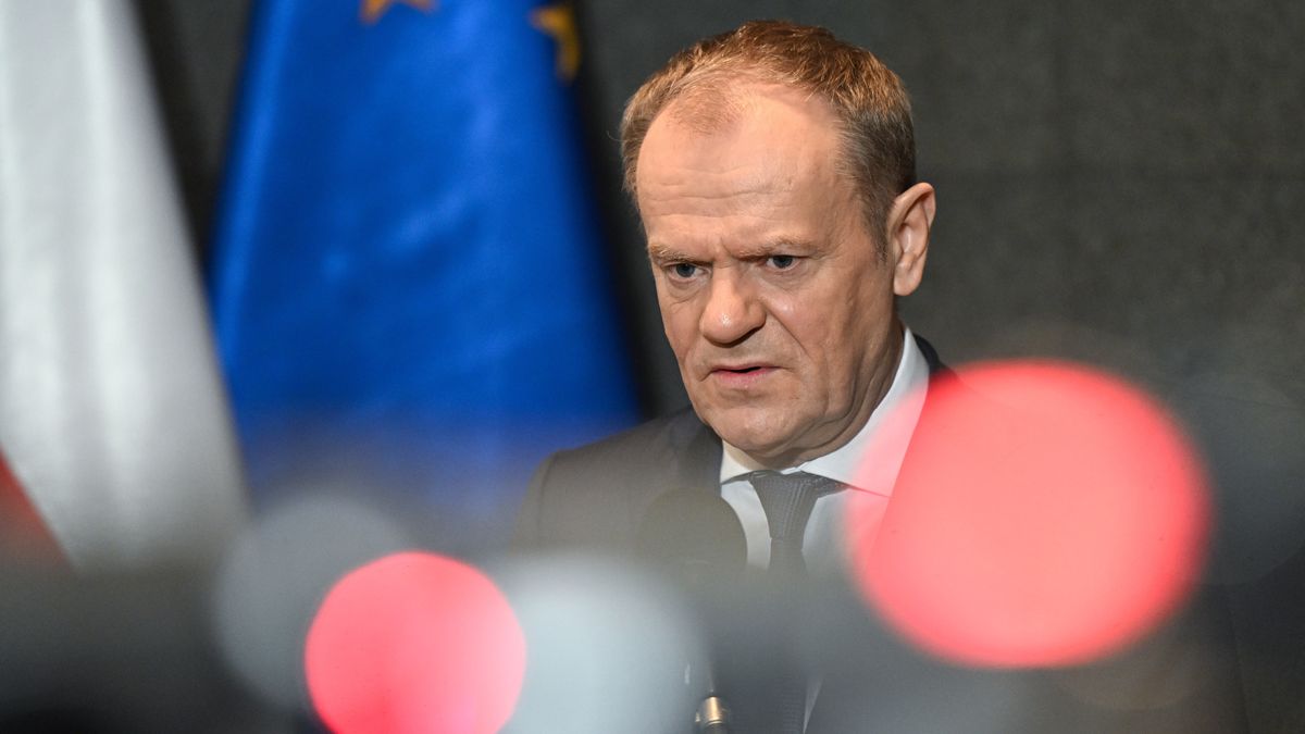 Warszawa, 07.03.2024. Premier Donald Tusk podczas konferencji prasowej w 1 Bazie Lotnictwa Transportowego w Warszawie, 7 bm. Premier udaje się z wizytą do Rumunii. (ad) PAP/Radek Pietruszka