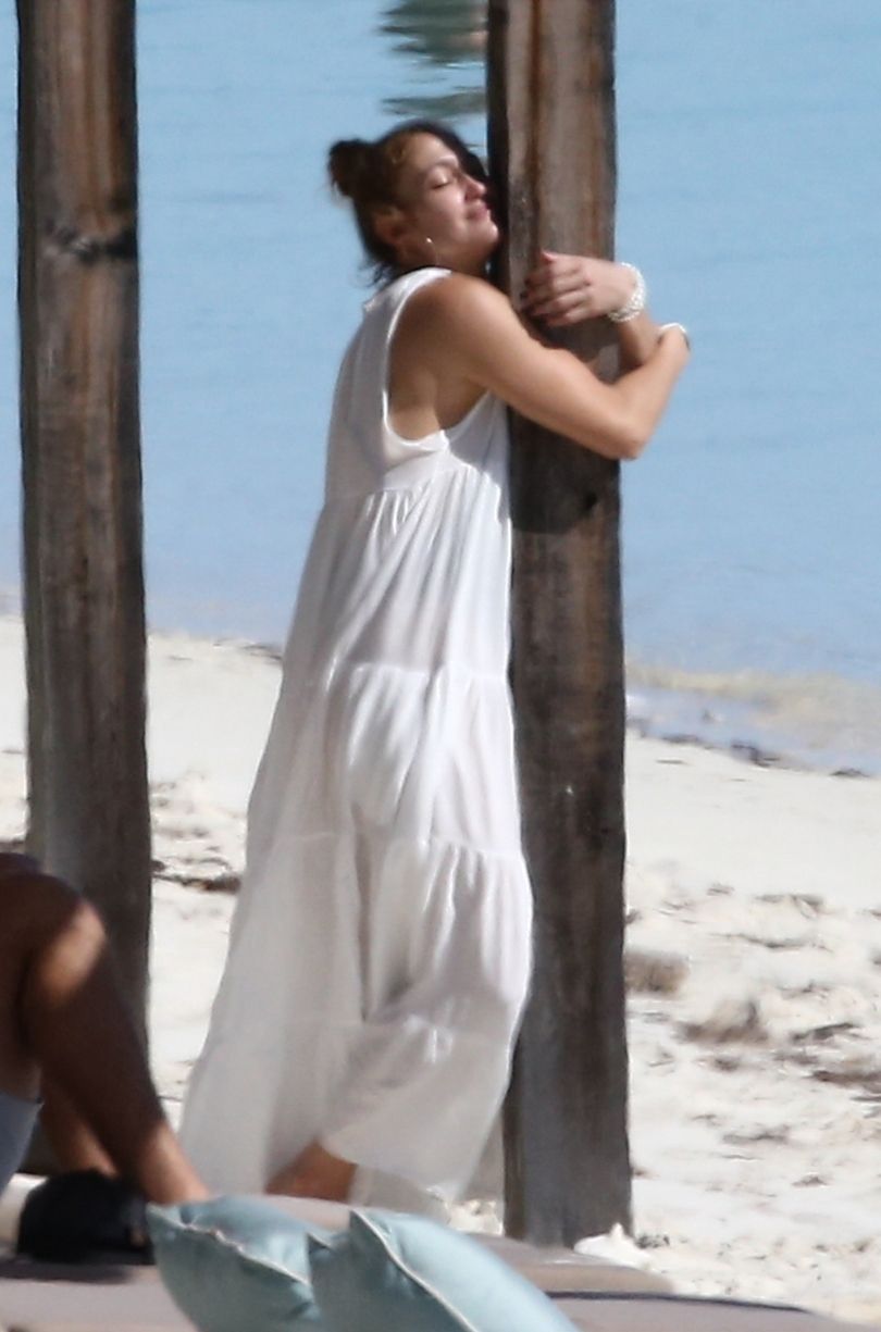 Jennifer Lopez szaleje na desce i tuli się do drewnianej belki podczas wakacji na wyspach Turks i Caicos