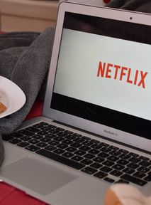 Netflix i premiery grudnia 2020 roku – co warto obejrzeć? Co zniknie z oferty?