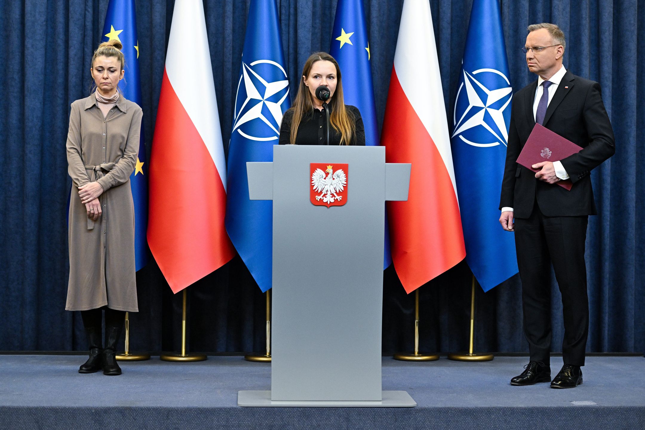 Warszawa, 11.01.2024. Prezydent RP Andrzej Duda (P), żona Mariusza Kamińskiego Barbara Kamińska (C) i żona Macieja Wąsika Roma Wąsik (L) podczas oświadczenia, 11 bm. w Pałacu Prezydenckim w Warszawie. Prezydent poinformował, że wszczął postępowanie ułaskawieniowe wobec Mariusza Kamińskiego i Macieja Wąsika. (sko) PAP/Radek Pietruszka