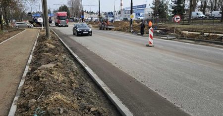 Omijaj ul. Diamentową. Drogowcy układają tam asfalt