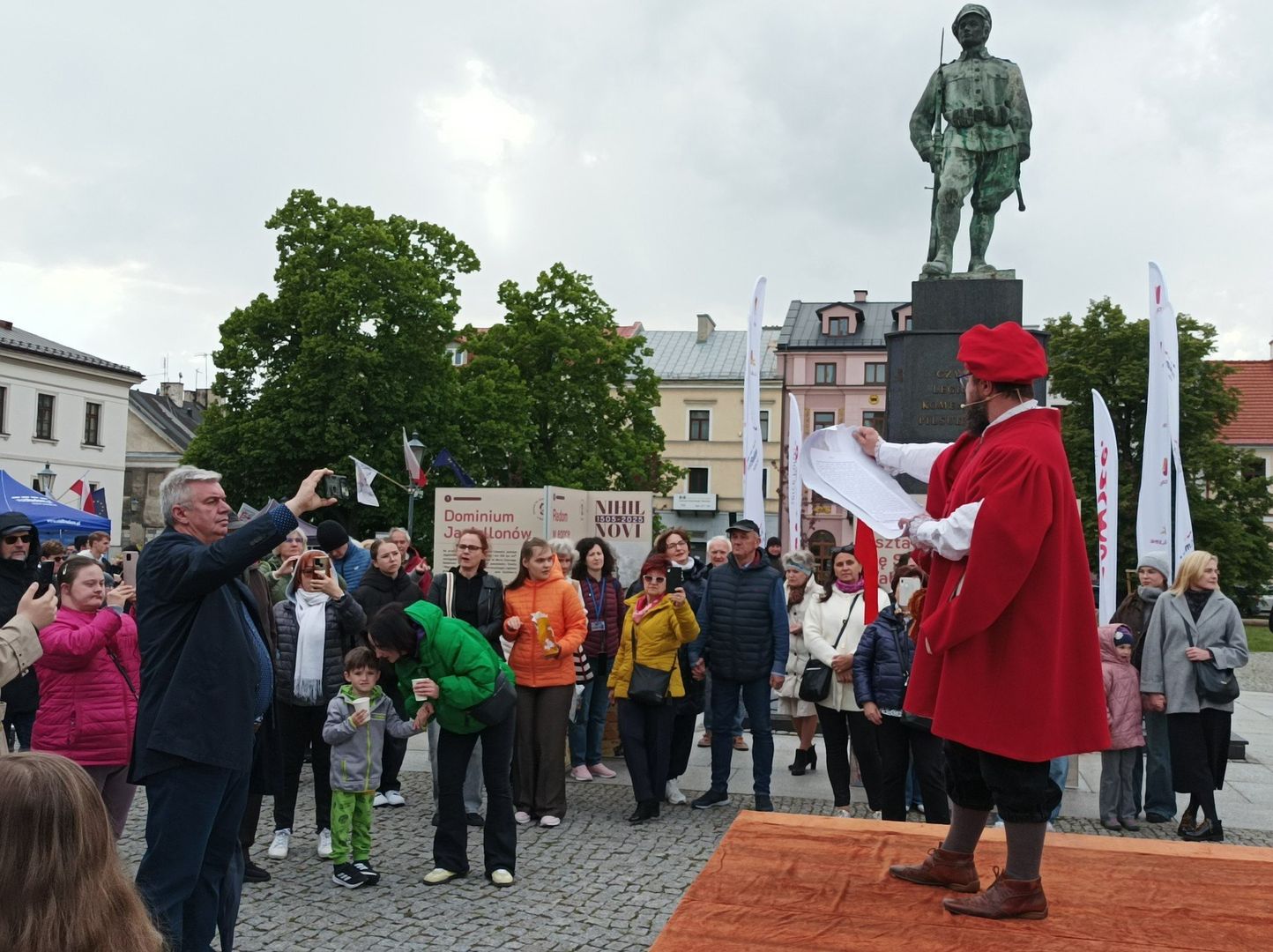 Inscenizacja ogłoszenia konstytucji Nihil Novi.