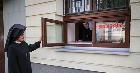 Noworodek w Oknie Życia. Chłopiec miał jeszcze pępowinę