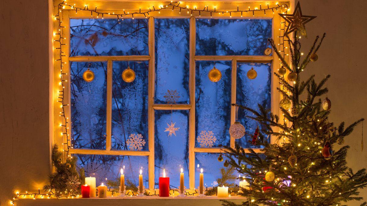 Przyozdobione okno na święta Bożego Narodzenia.
