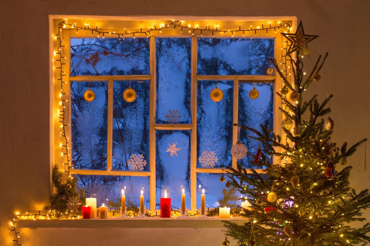 Przyozdobione okno na święta Bożego Narodzenia.