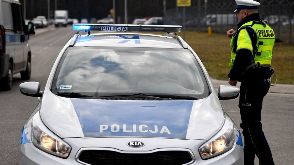 Warszawa. Zderzenie dwóch pojazdów. Jedno auto staranowało przystanek