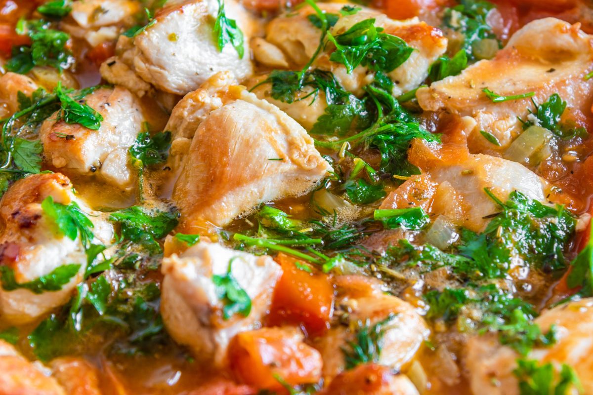 One-pot dish with chicken. After chopping the vegetables, it practically makes itself.