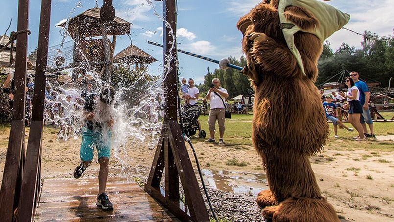 Dzieci świetnie się bawią w towarzystwie bajkowych stworów