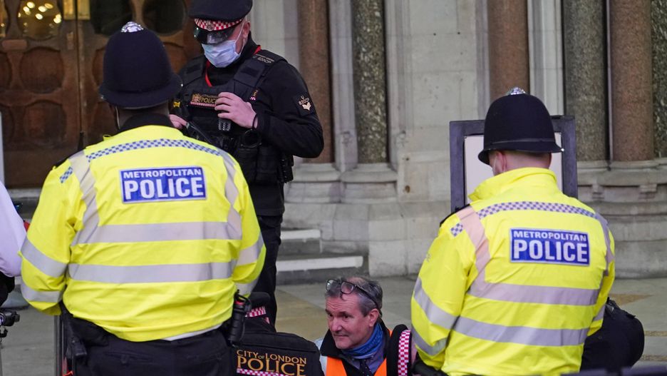 Insulate Britain court hearingPolice remove glue from Insulate Britain defendant Steve Pritchard, 62, who along with Theresa Norton, 63, Dr Diana Warner, 62, and El Litten, 35 , sat outside the Royal Courts of Justice in London, as they decided not to return to the afternoon session of their committal hearing. Picture date: Tuesday February 1, 2022. 
Dostawca: PAP/PAIan WestInsulate, Britain, court, hearing##, PA2022, COURTS, Insulate