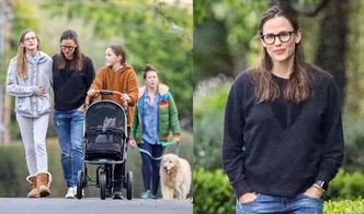 47-letnia Jennifer Garner i jej córki wyprowadzają na spacer psa oraz... kota w wózku. Słodko? (ZDJĘCIA)