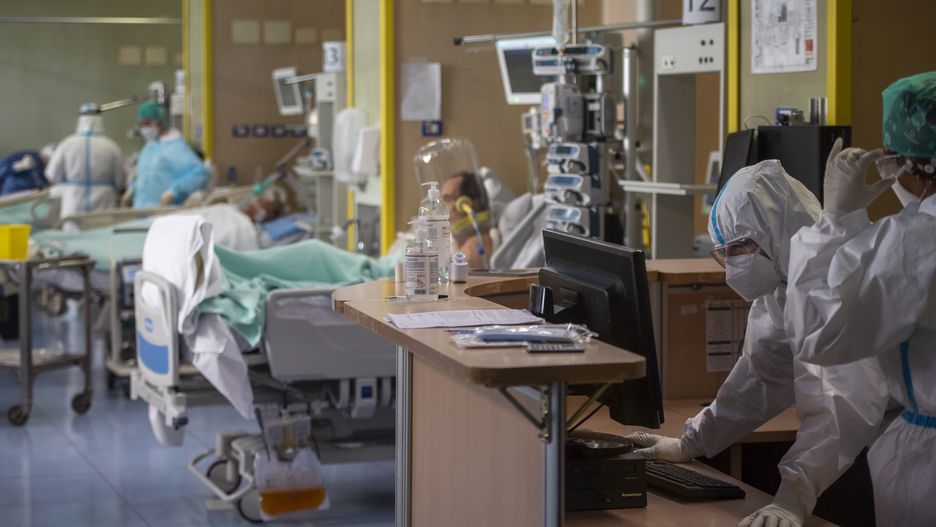 ROME, ITALY - DECEMBER 17: Health workers wearing the personal protective equipment (PPE) treat Covid-19 patient in the Intensive Care Unit (ICU) at the Covid Emergency department of the Umberto I Hospital, during the Coronavirus pandemic on December 17, 2020, in Rome, Italy. There have been over 1,870,000 reported coronavirus (COVID-19) cases in Italy and more than 65,857 related deaths since the beginning of the pandemic. (Photo by Antonio Masiello/Getty Images)