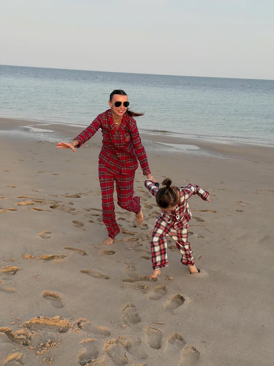 Katarzyna Sokołowska na plaży z synem