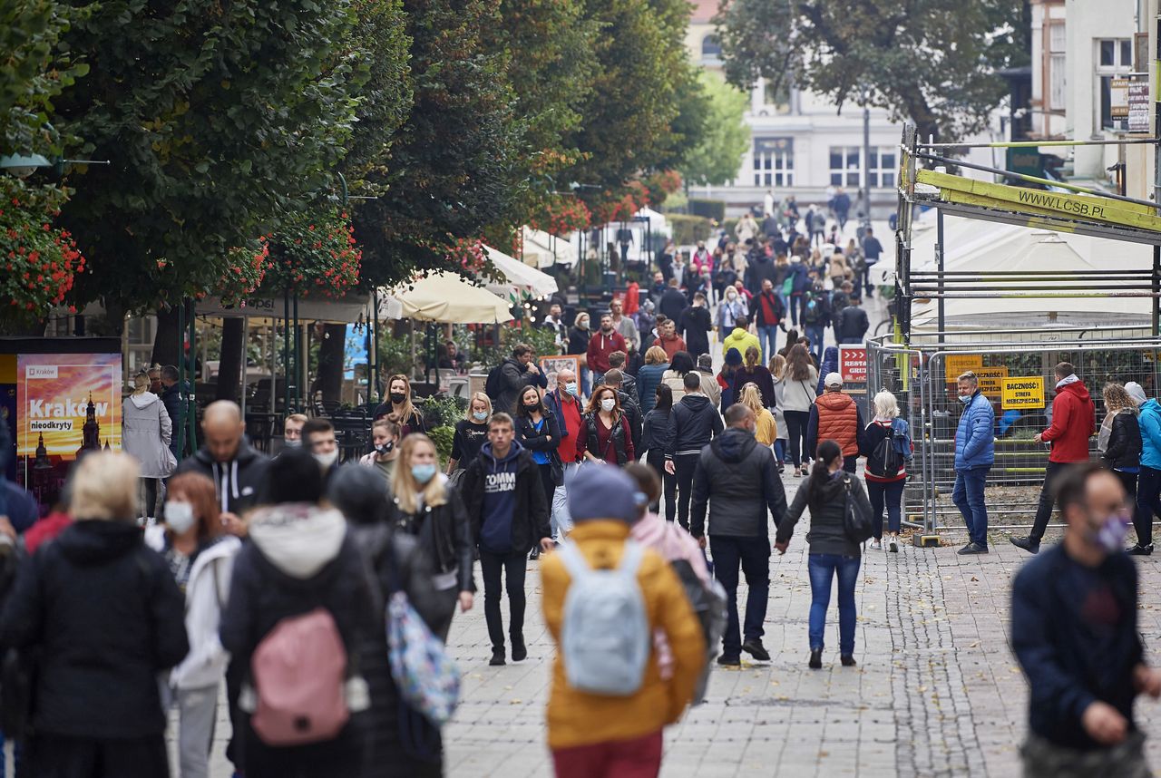 Koronawirus w Polsce. Najnowszy sondaż IBRiS wskazuje: aż 1/3 badanych nie obawia się "drugiej fali" zakażeń