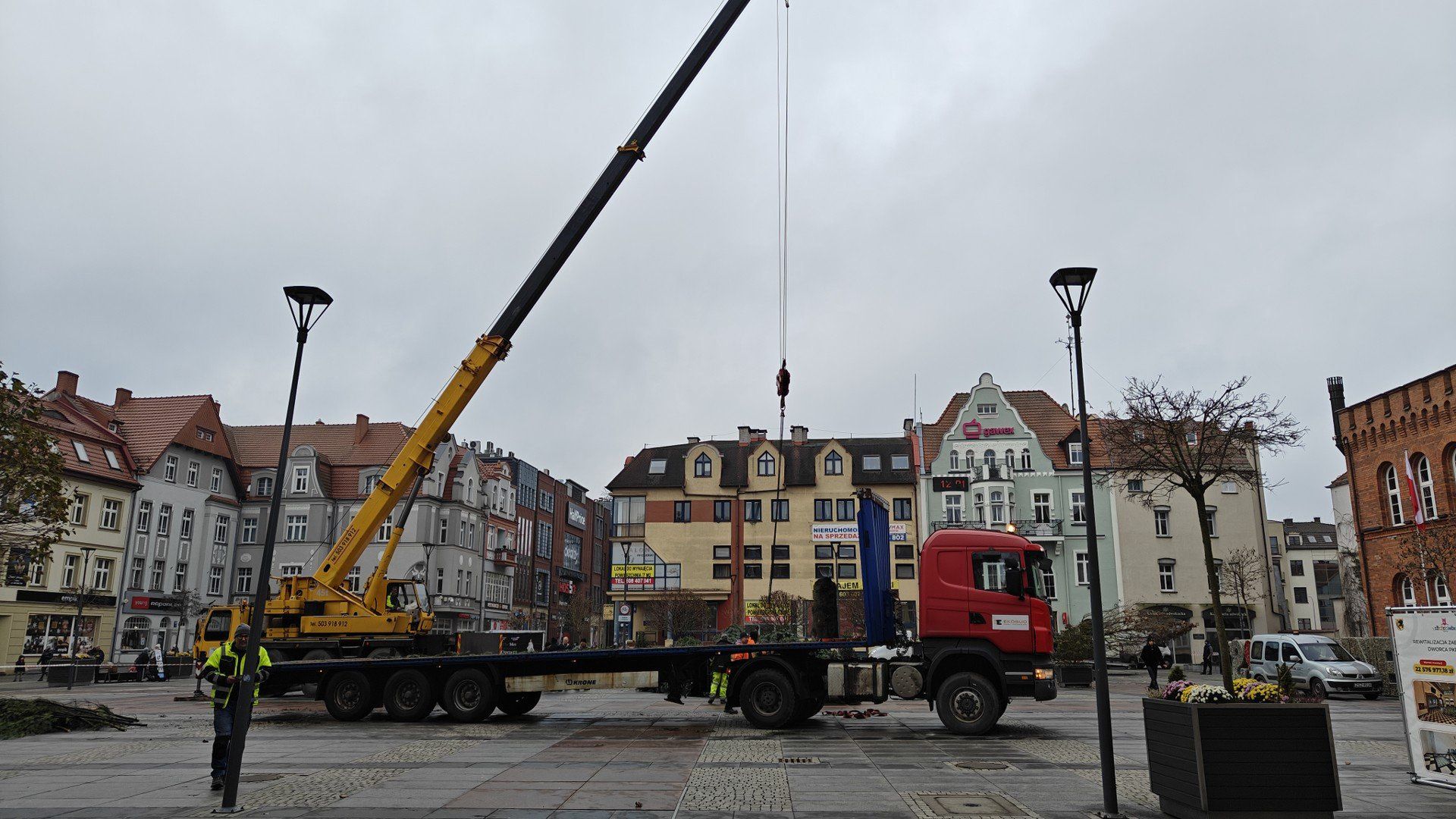 Montaż choinki na Placu Wolności w Szczecinku