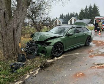 Jakubowice Konińskie: Audi uderzyło w drzewo