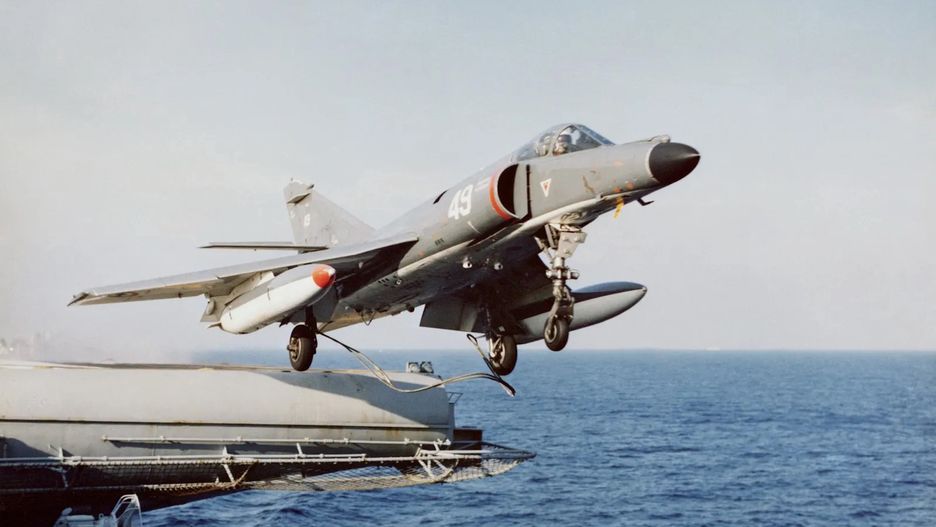 Samolot Super Étendard podczas startu z lotniskowca
