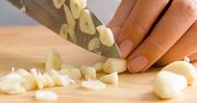 Kiedy powinniśmy dodawać czosnek w czasie gotowania? Wiele od tego zależy