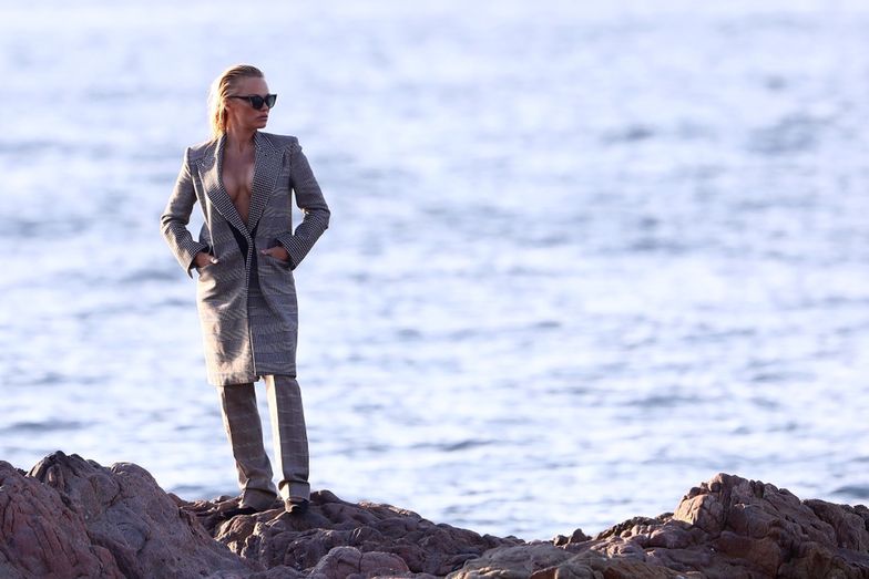 Pamela Anderson pozuje na plaży w za dużym garniturze (ZDJĘCIA)