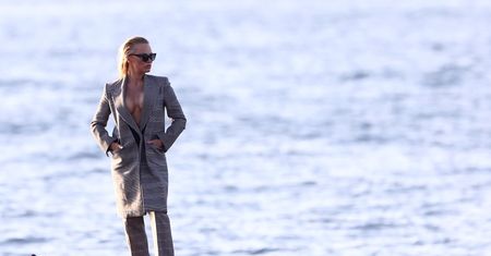 Pamela Anderson pozuje na plaży w za dużym garniturze (ZDJĘCIA)