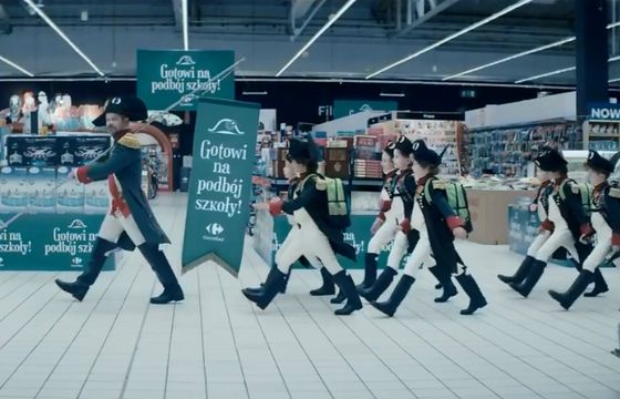 Mali Napoleonowie w kampanii oferty szkolnej w Carrefourze (wideo)
