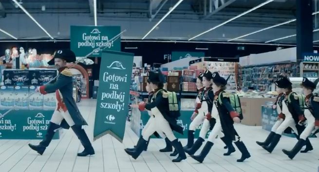 Mali Napoleonowie w kampanii oferty szkolnej w Carrefourze (wideo)