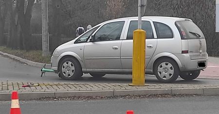 Jechał hulajnogą po przejeździe dla rowerów, potrącił go kierowca opla. Mężczyzna trafił do szpitala