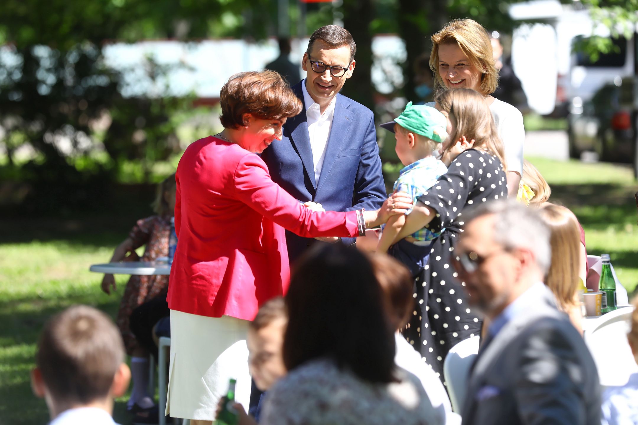 Warszawa, 17.06.2021. Minister rodziny i polityki społecznej Marlena Maląg (L), premier Mateusz Morawiecki (C) oraz  pełnomocnik rządu ds. polityki demograficznej Barbara Socha (P) podczas briefingu prasowego w ogrodach Zamku Ujazdowskiego w Warszawie, 17 bm. Podczas spotkania ogloszono Projekt Strategii Demograficznej 2040. (kf) PAP/Rafał Guz