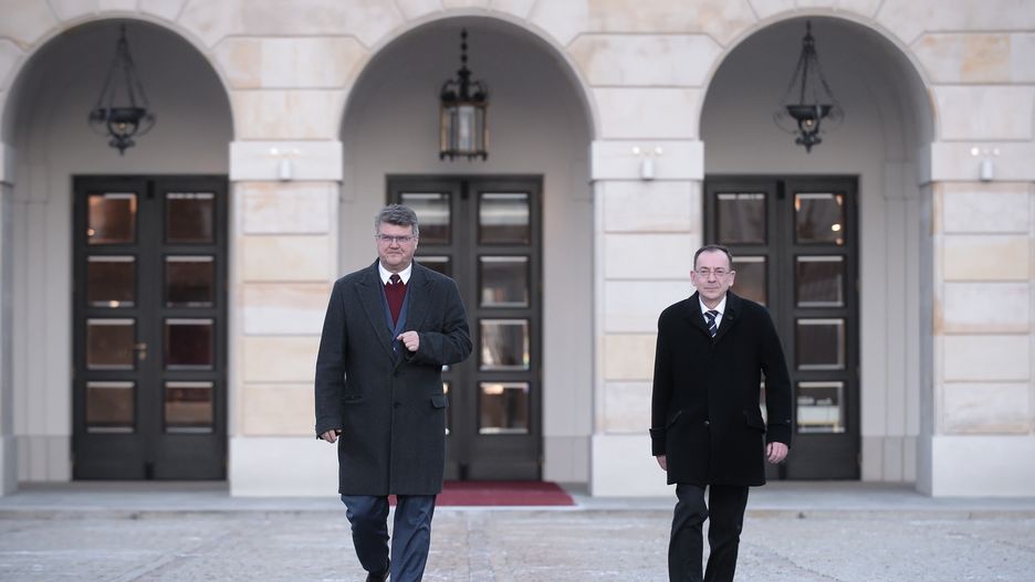 Warszawa, 09.01.2024. Były szef CBA i były minister spraw wewnętrznych Mariusz Kamiński (P) oraz jego były zastępca Maciej Wąsik (L) przed Pałacem Przezydenckim w Warszawie, 9 bm. Prezydent Andrzej Duda zaprosił Mariusza Kamińskiego i Macieja Wąsika do Pałacu Prezydenckiego gdzie odbyła się uroczystość powołania ich bliskich współpracowników na doradców Prezydenta RP. (sko) PAP/Marcin Obara