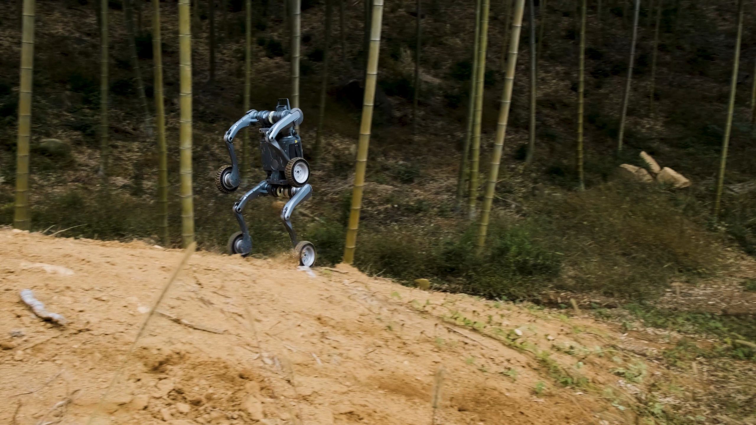 Nowe psy-roboty Q-UVG od Deep Robotics. Uzbrojone w broń i AI