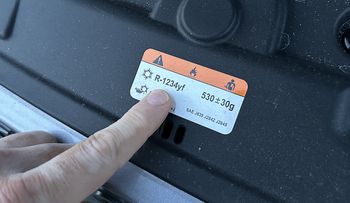 Zajrzyj pod maskę. Masz taką naklejkę? Szykuj się na wydatki