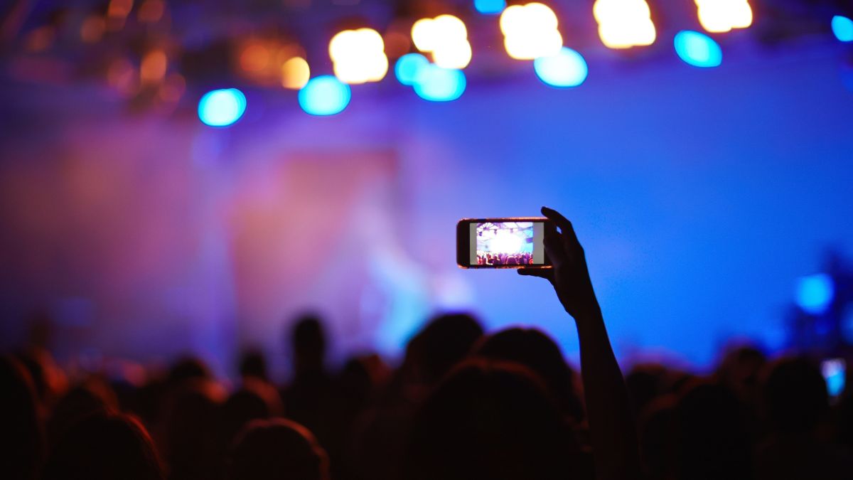 Lasery na koncertach mogą uszkodzić aparat w telefonie