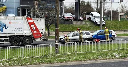 Śmieciarka zatrzymała się przed przejściem, uderzyły w nią dwa inne auta. Duże utrudnienia w ruchu