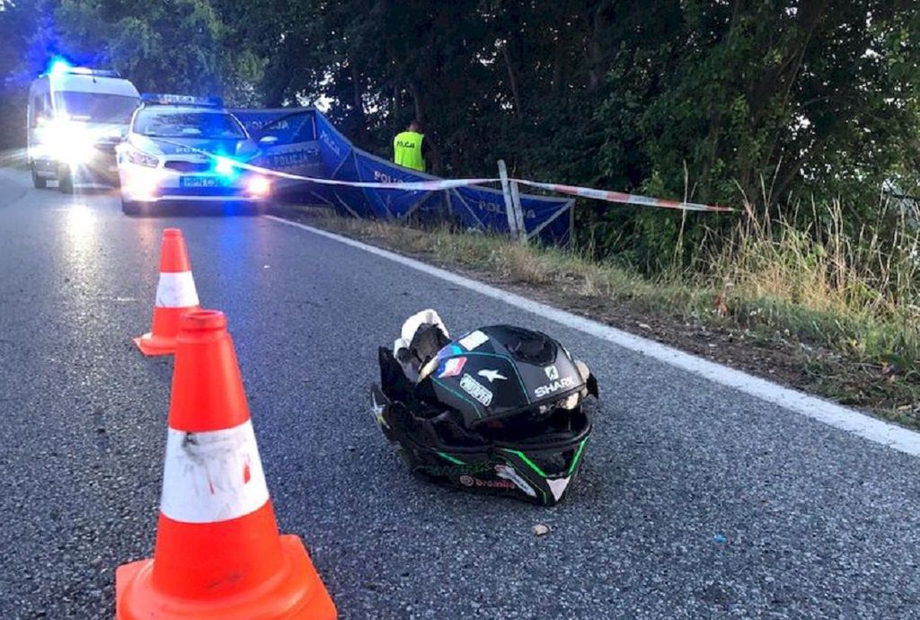 Koszmarny wypadek. Młody motocyklista wjechał w drzewo