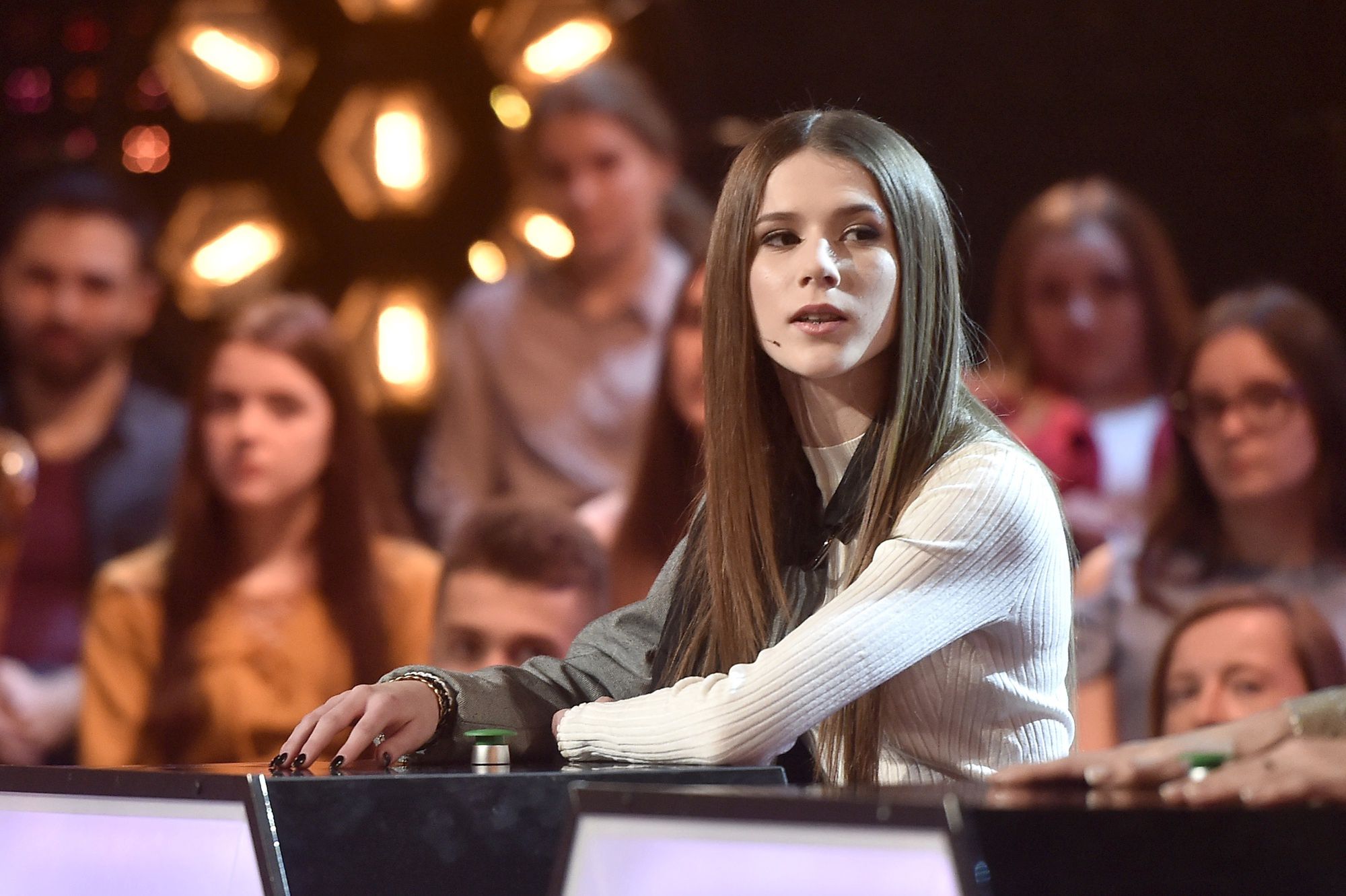 Roksana Węgiel pokazuje wulgarny gest na zdjęciu z Cleo i Wersow