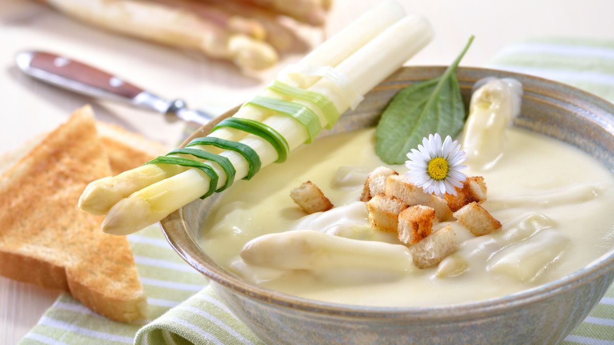 Kremowa zupa szparagowa. Tak smakuje wiosna