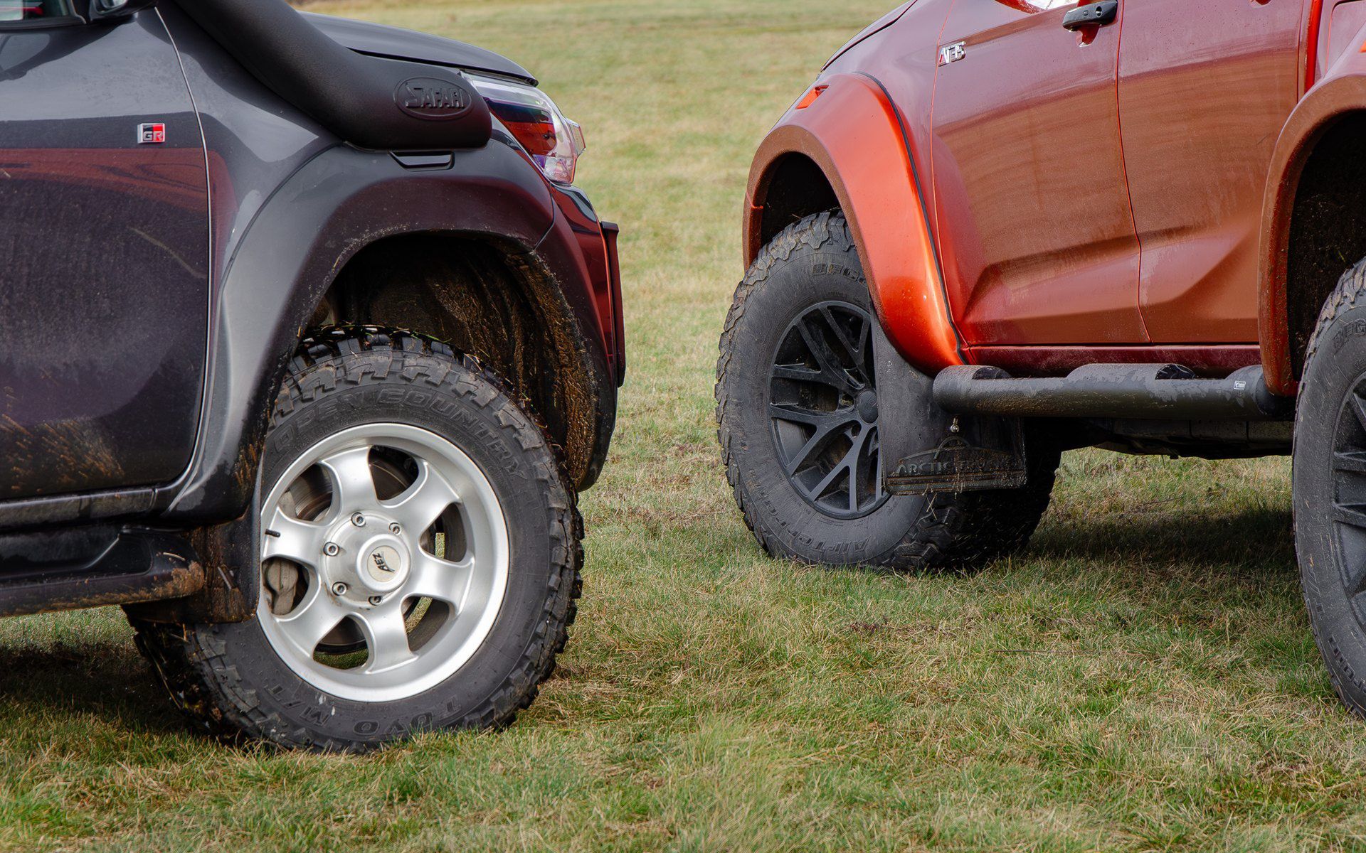 Isuzu D-Max AT35 i Toyota Hilux GR Sport