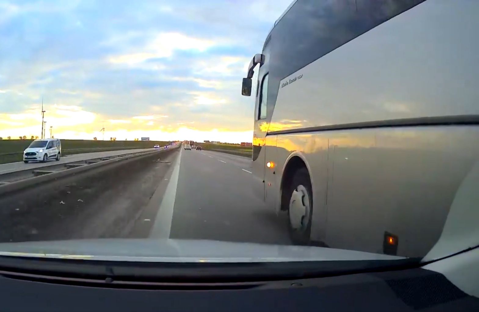 O krok od tragedii. Kierowca autobusu szalał na autostradzie