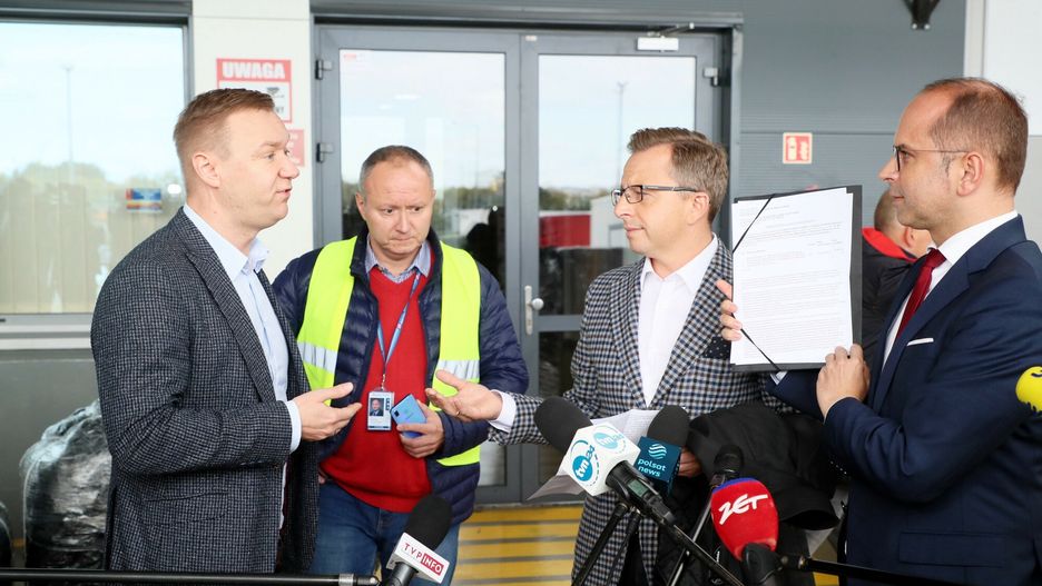 Licytacja komornicza respiratorów w Warszawie. Dyrektor budynku przerwał konferencję posłów PO